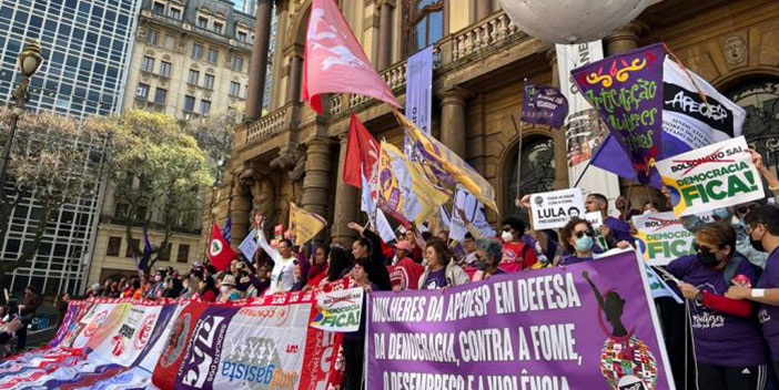 Mulheres se unem em atos pelo Brasil em defesa da democracia